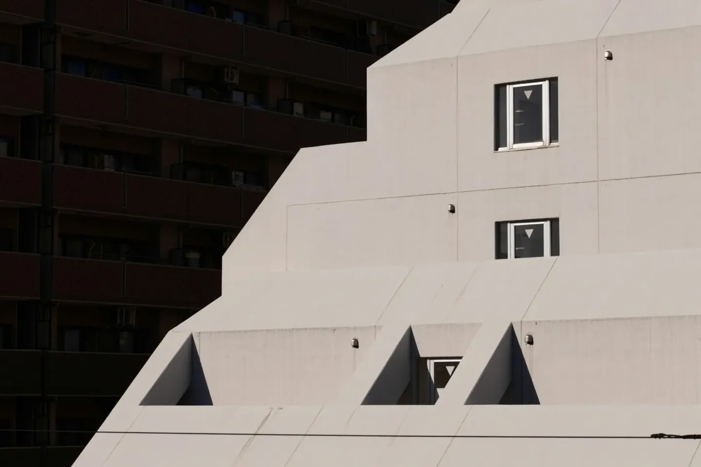 Biała elewacja z rytmem okien