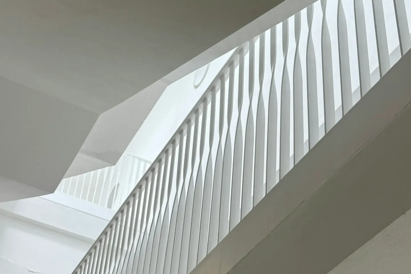 Białe schody z prostą balustradą