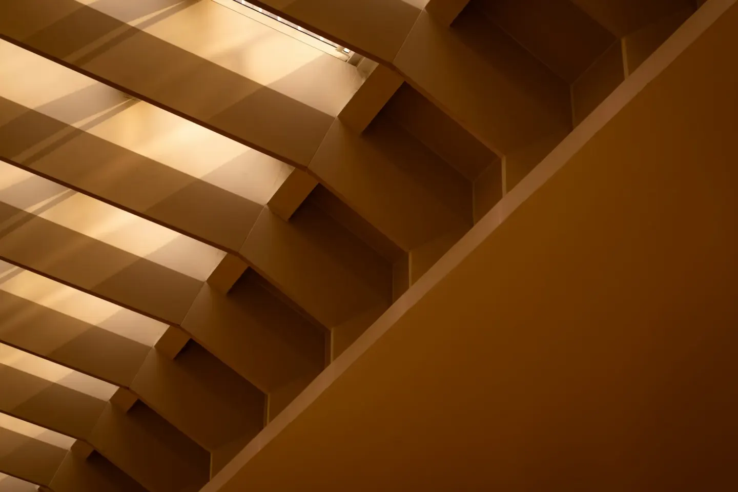 Drewniane lamele w detalu architektonicznym